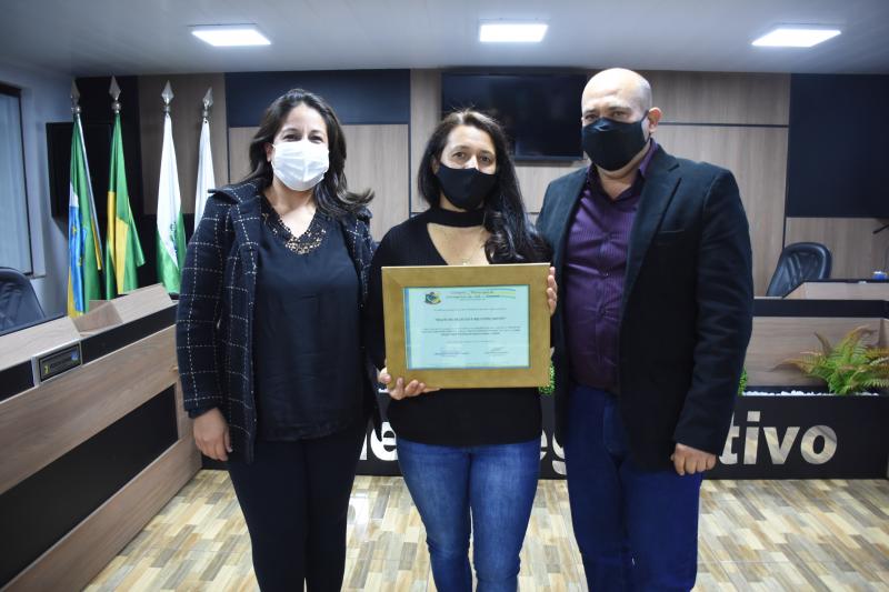 Professora recebe Moção na Câmara por conquista de prêmio sobre atuação na pandemia